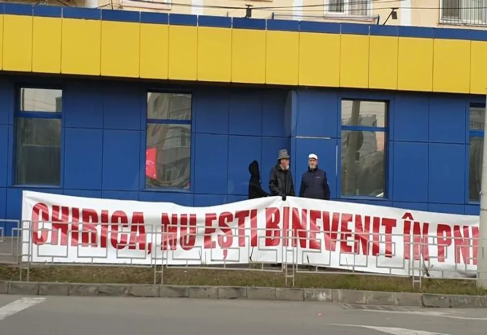 Protest împotriva lui Mihai Chirica: Nu eşti binevenit în PNL!