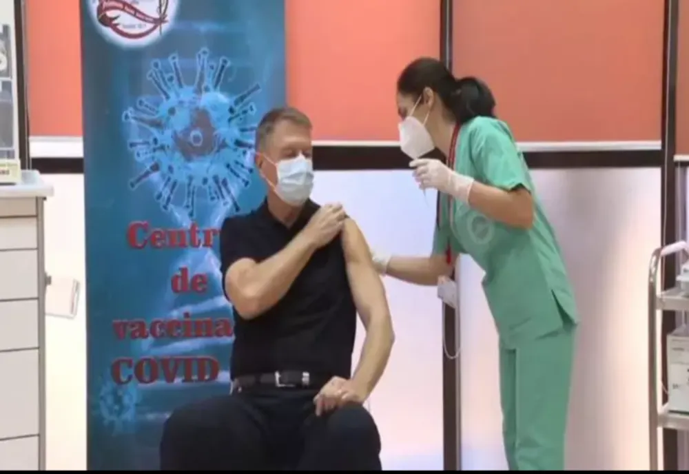Președintele Iohannis după ce s-a vaccinat: ”E o procedură simplă, nu doare. Recomand tuturor vaccinarea”