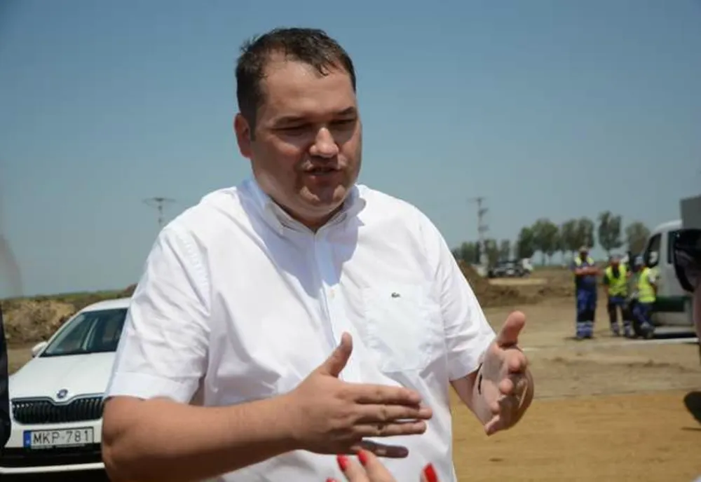 Ministrul Dezvoltării, lucrărilor publice şi administraţiei, Attila Cseke, a semnat trei contracte de finanţare, în valoare totală de peste 2 milioane de euro