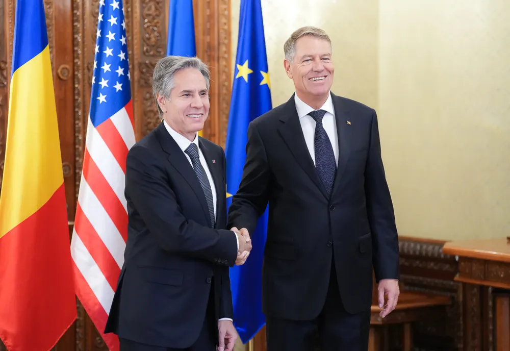 Klaus Iohannis a discutat cu Secretarul de Stat al SUA despre ridicarea vizelor pentru românii care merg în America