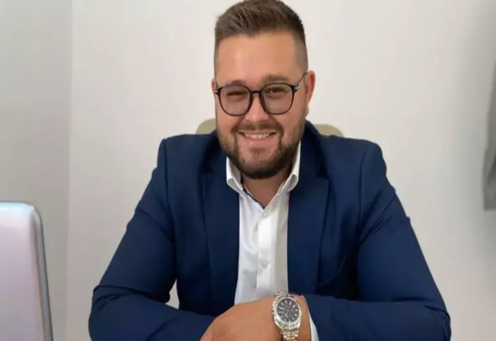 Cum a reușit un tânăr bugetar-șef să-și cumpere o Tesla, cu 50.000 de euro din banii românilor - E președinte TSD și a lucrat doar 6 ani... la stat