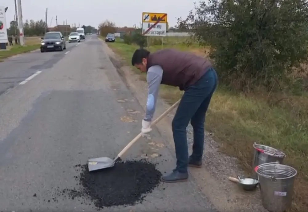 Scos din sărite de gropile din asfalt, un lider PNL a pus mâna pe lopată