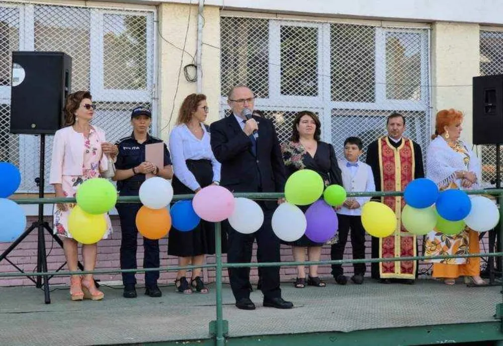 SENATORUL PNL DE ARGEȘ, DĂNUȚ BICA, LA DESCHIDEREA NOULUI AN ȘCOLAR LA ȘCOALA GIMNAZIALĂ ”NICOLAE IORGA” DIN PITEȘTI