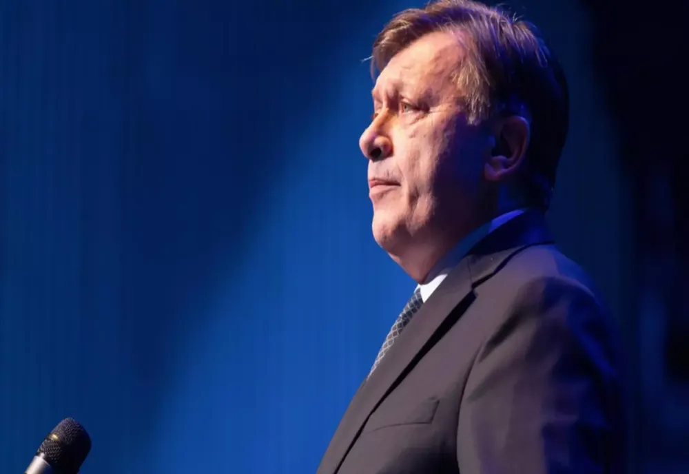 CRIN ANTONESCU, ATAC LA PREȘEDINTELE NICUȘOR DAN: „STĂ ASCUNS ÎN BIROU, ÎN ACEEAȘI CLĂDIRE CU DEFUNCTUL ONORAT CONFORM LEGII”, FĂRĂ SĂ AIBĂ „CURAJUL SĂ APRINDĂ O LUMÂNARE”