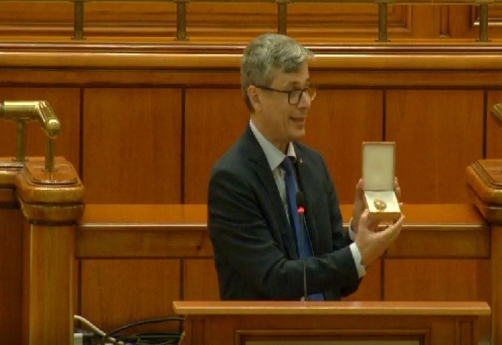 Virgil Popescu i-a oferit simbolic medalia Ordinul Muncii, clasa a III-a, liderului AUR George Simion pentru că a depăşit „planul cincinal la propagandă rusească în doi ani şi jumătate”