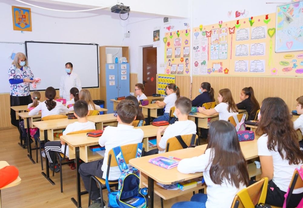 Guvernul pregătește noi MĂSURI DE SPRIJINI pentru elevi. Ciucă: "Trebuie să asigurăm accesul tuturor copiilor la educație"