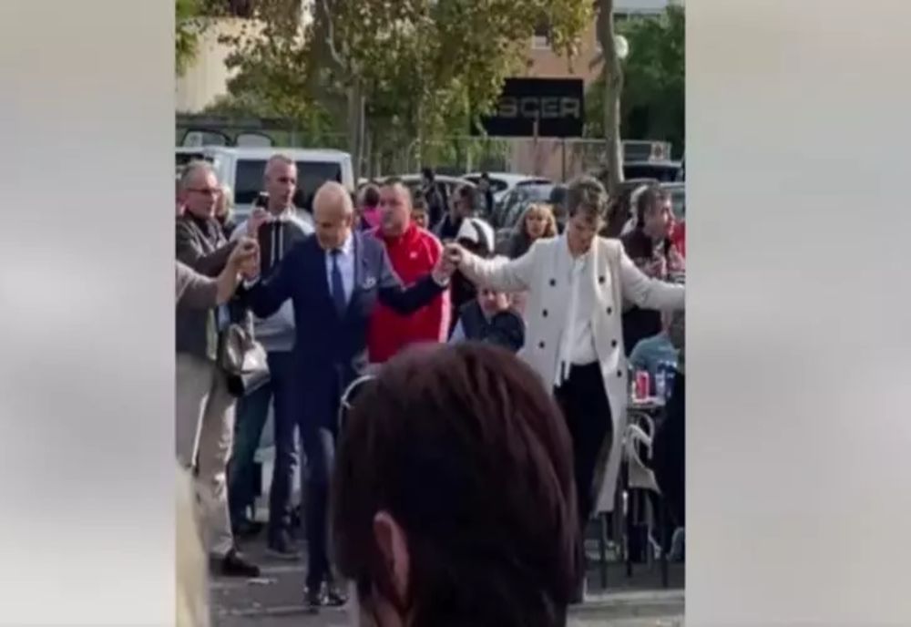 VIDEO Inedit: Rareș Bogdan joacă hora, pe străzile Spaniei: ”Nu uitați să iubiți România în fiecare zi!"