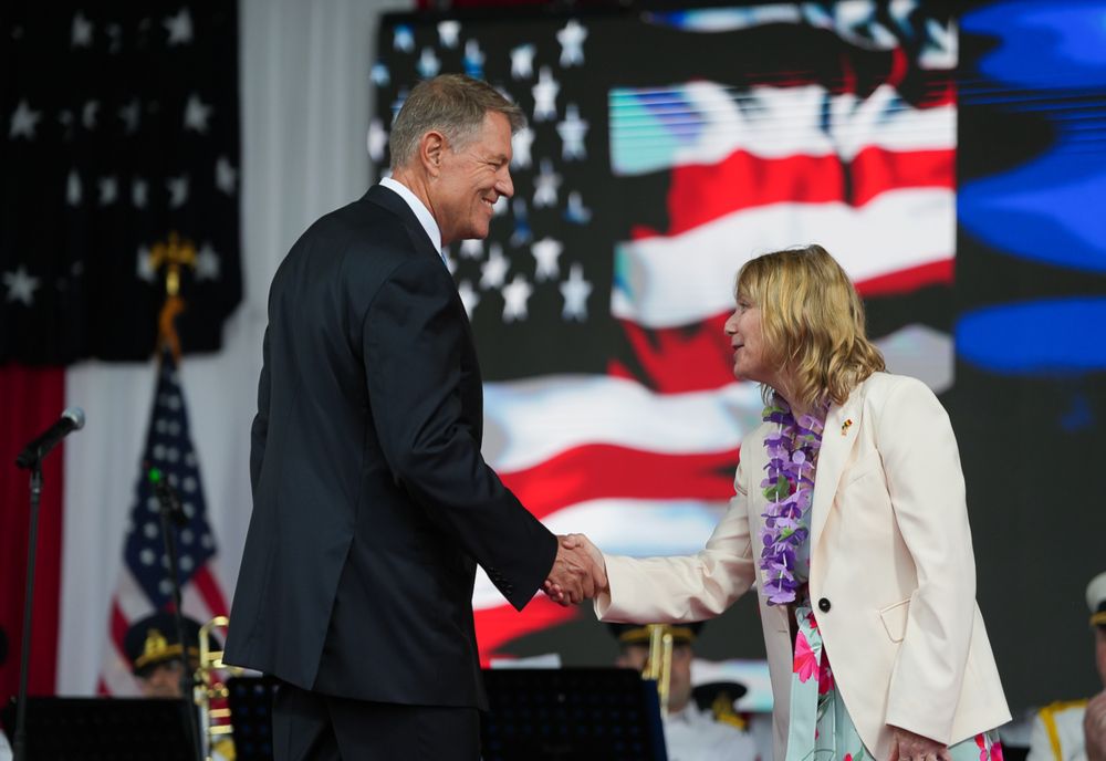 Ambasadoarea SUA la București: „Româna este a doua limbă vorbită în sucursalele Microsoft din toată lumea”