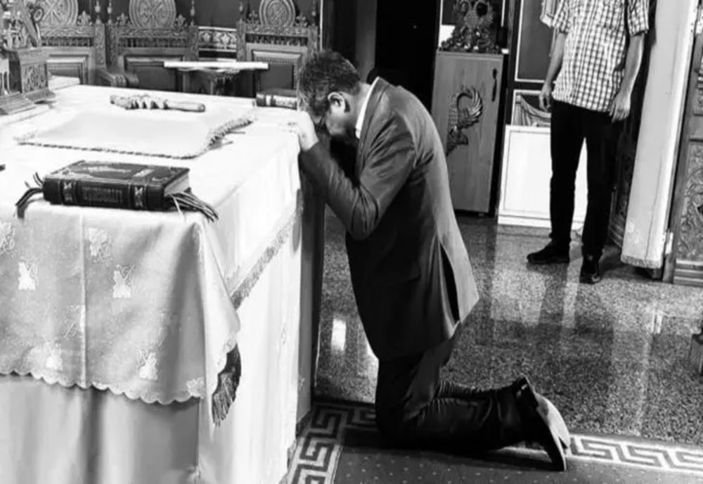 Marcel Boloș, ministrul pastor al Finanțelor, s-a rugat în genunchi înaintea negocierilor de la Bruxelles pe noile măsuri fiscale