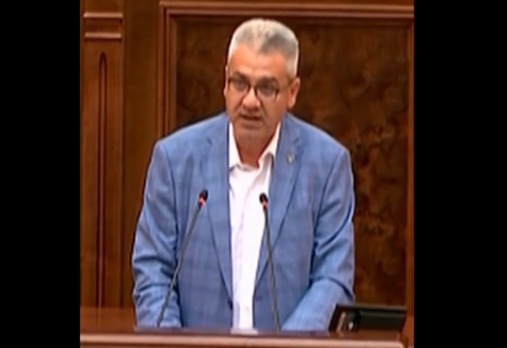 Conducerea filialei teritoriale Botoşani a PNL a decis demiterea preşedintelui organizaţiei, senatorul Cristian Achiţei, şi dizolvarea Biroului Municipal