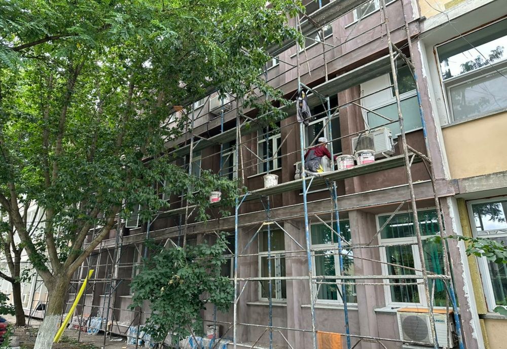 Administrația Liberală din Roman se apropie de finalizarea termoizolării Policlinicii Roman
