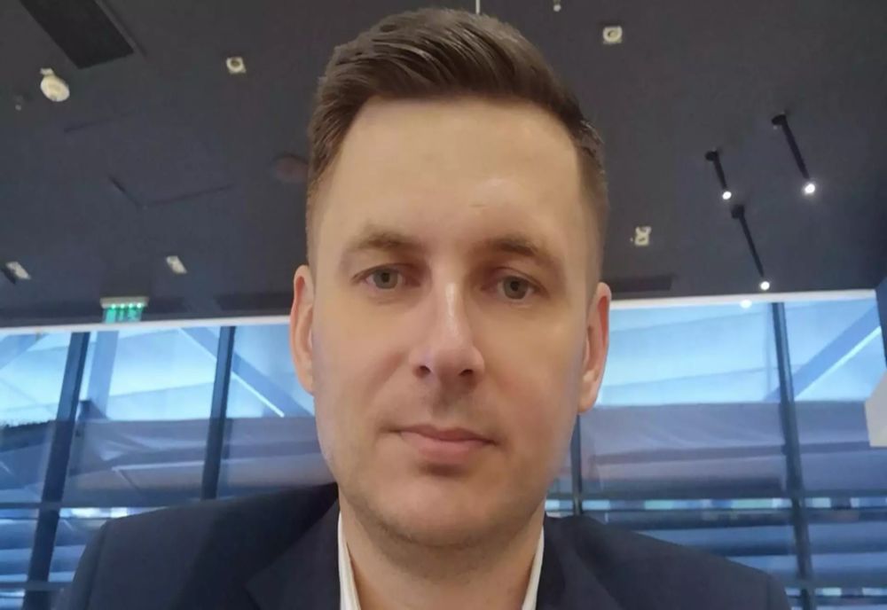 Scandal cu golănii în Parlament. Cum se atacă pe la spate după ce a uitat că are microfonul pornit | VIDEO