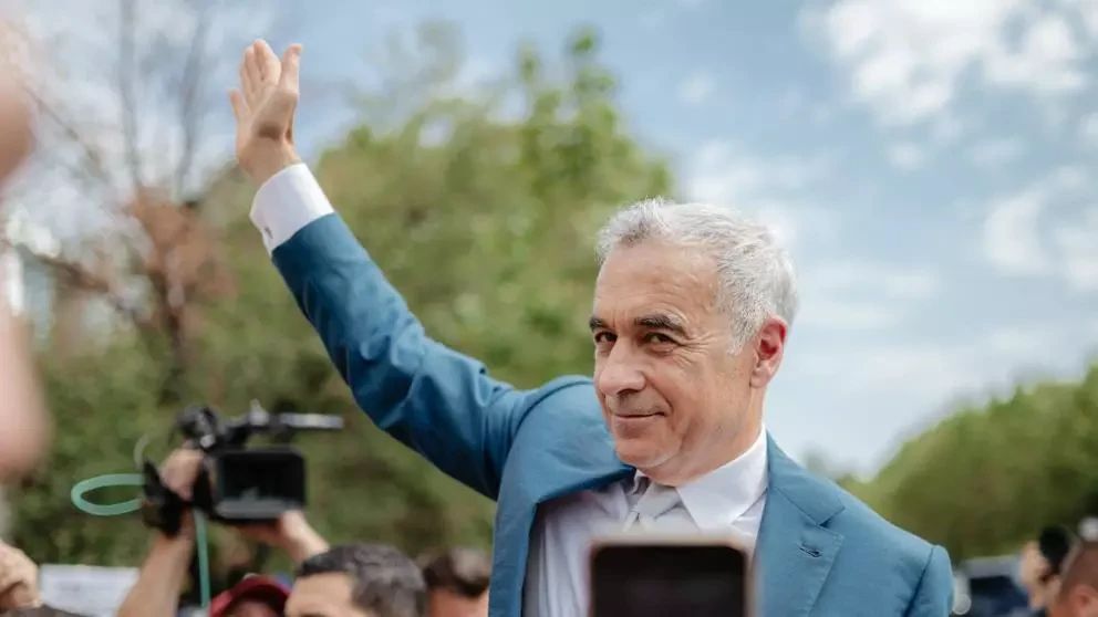 Călin Georgescu, mesaj crucial pentru români la ieșirea din secția de poliție: „Cu actualul guvern, statul român moare. Toată această formă de guvernare lucrează împotriva poporului român”