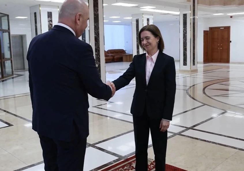 Analiză: Bolojan pregătește terenul pentru Maia Sandu în România