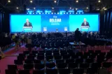 Situație penibilă pentru Bolojan. Scaune goale când a vorbit