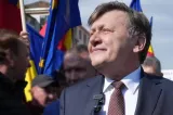 Crin Antonescu atacă direcția PNL și îl critică dur pe Bolojan: „Să meargă la hashtag-tefeliștii, postbăsiștii, rezist, ce sunt ei acolo”
