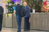 Ilie Bolojan, singur pe aeroport, a luat avionul spre Oradea după ce a predat Guvernul