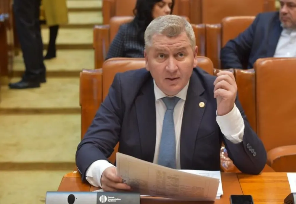 Liberalul Florin Roman: Când Grindeanu sau Tudose au fost surprinși la fumat, in parlament sau la guvern, nu am făcut din tantar, armăsar