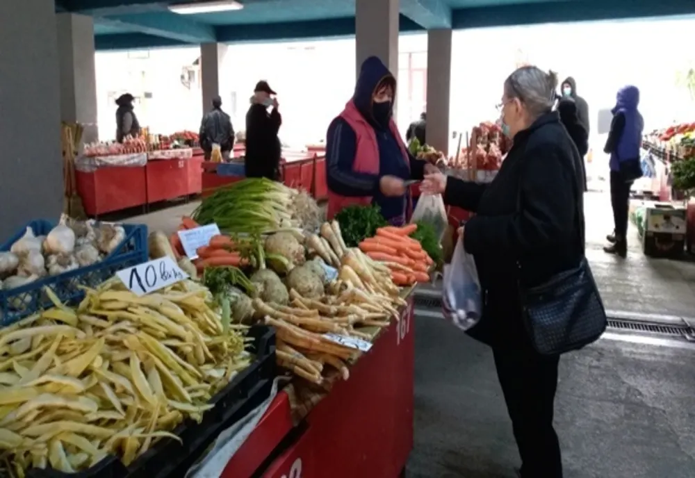 Piețele agro-alimentare se redeschid în week-end. Iohannis: Numărul persoanelor infectate a scăzut