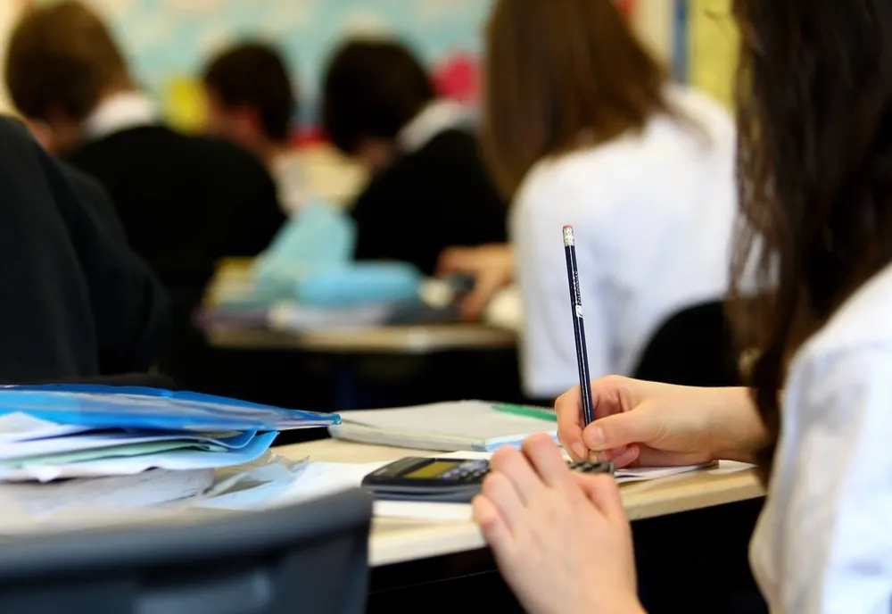 Ministerul Educației a anunțat câți elevi din România vor lua burse de merit