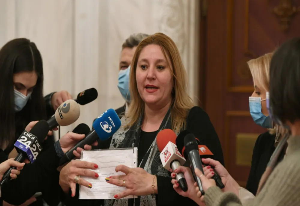 Parlamentarii pun tunurile pe colegii lor scandalagii. Vor o lege prin care să îi scoată cu jandarmii din plen