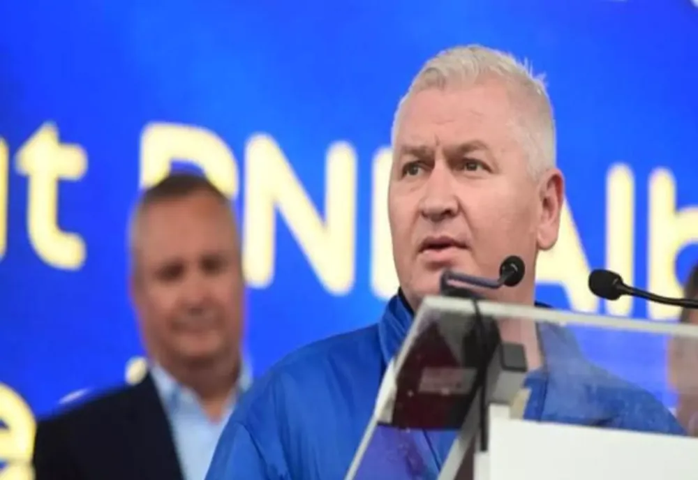FLORIN ROMAN: M-AM UITAT ATENT LA MODUL IN CARE DL CIOLACU SE PREZINTĂ CA FIIND SĂRAC ȘI CINSTIT CA ILIESCU. SĂRAC NU ESTE, DOAR CU DUHUL