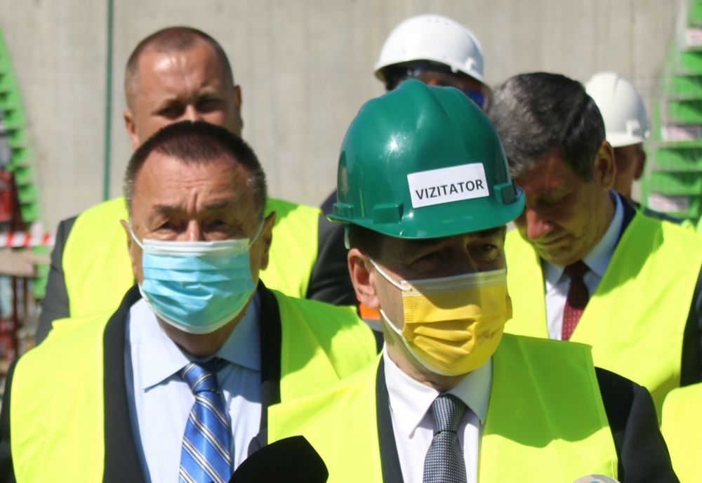 Victor Paul Dobre a trecut din dreapta lui Orban, în spatele lui Cîțu