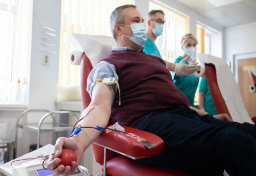 Premierul Nicolae Ciucă a donat sânge pentru victimele războiului: ”Oferim posibilitatea ca răniţii din Ucraina să poată să fie trataţi la spitalele din România”