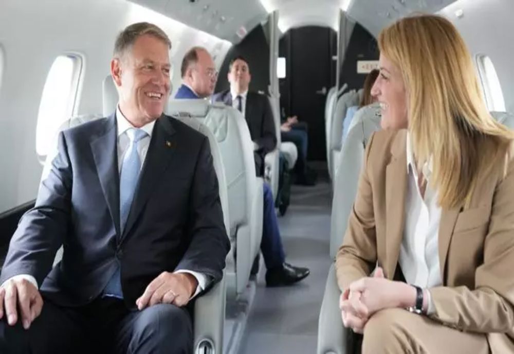 Iohannis, în avion alături de Roberta Metsola, în drum către summitul Comunităţii Politice Europene: mesajul președintelui