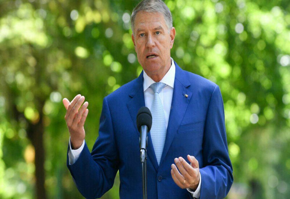 Cetăţenii din afara graniţelor ţării pot accesa servicii consulare online - Klaus Iohannis a promulgat legea