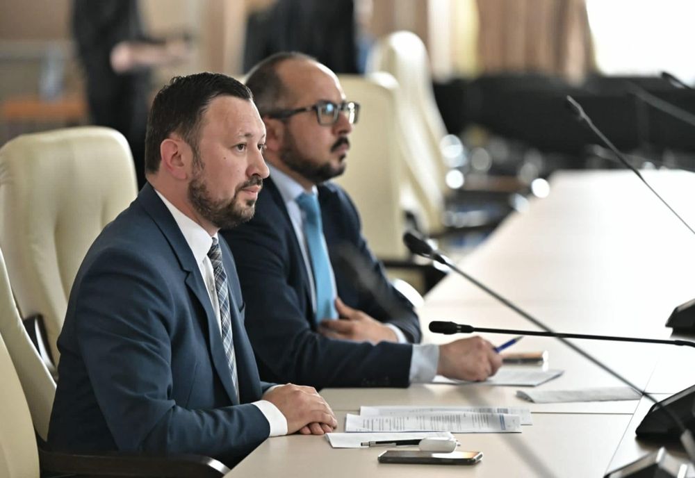 MINISTRUL FECHET: "EXISTĂ O SINGURĂ METODĂ PRIN CARE ÎNSĂNĂTOŞIM ROMSILVA: SĂ PLECE ACASĂ TOŢI CEI CARE AU AVUT DECIZIA ÎN MÂINILE LOR”