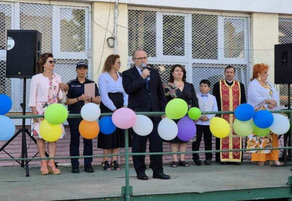 SENATORUL PNL DE ARGEȘ, DĂNUȚ BICA, LA DESCHIDEREA NOULUI AN ȘCOLAR LA ȘCOALA GIMNAZIALĂ ”NICOLAE IORGA” DIN PITEȘTI