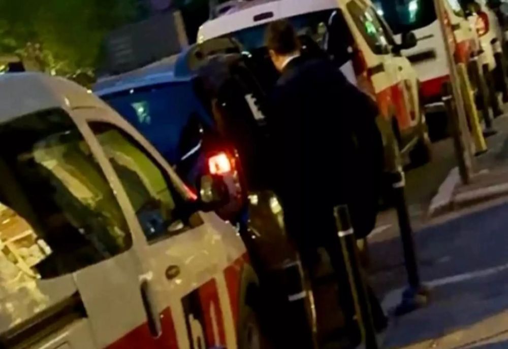 NICUȘOR DAN FILMAT CUM FOLOSEȘTE MAȘINA PRIMĂRIEI GENERALE ÎN CAMPANIA PREZIDENȚIALĂ - FOTO