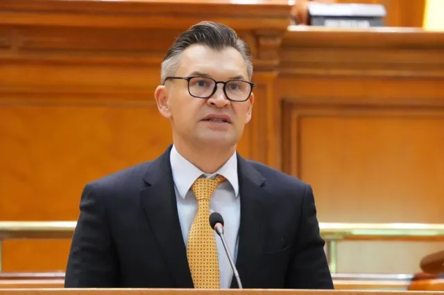Pentru domnul Bolojan, prioritatea nu pare să fie guvernarea, ci câștigarea disputelor din interiorul partidului