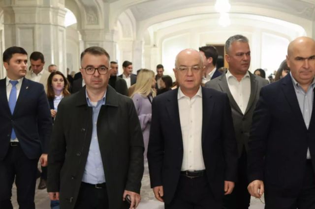 Liderii PNL au decis să susțină Guvernul Bolojan și avertizează PSD că, dacă mai „generează tensiuni”, nu mai poate rămâne în aceeași coaliție