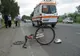 A lovit cu mașina doi bicicliști și a plecat mai departe! 