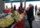 Piețele agro-alimentare se redeschid în week-end. Iohannis: Numărul persoanelor infectate a scăzut