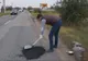 Scos din sărite de gropile din asfalt, un lider PNL a pus mâna pe lopată